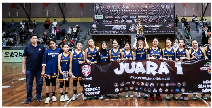 Felicia Antoniella Lagarinda 9C and Aiko Lin 8A